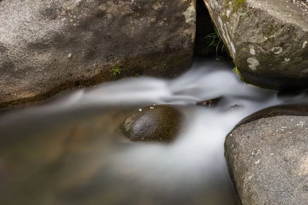 Hermosa Cascada Sobre Fondo Natural — Foto de Stock