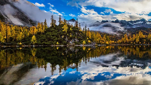 Reflexão Lago Montanha — Fotografia de Stock