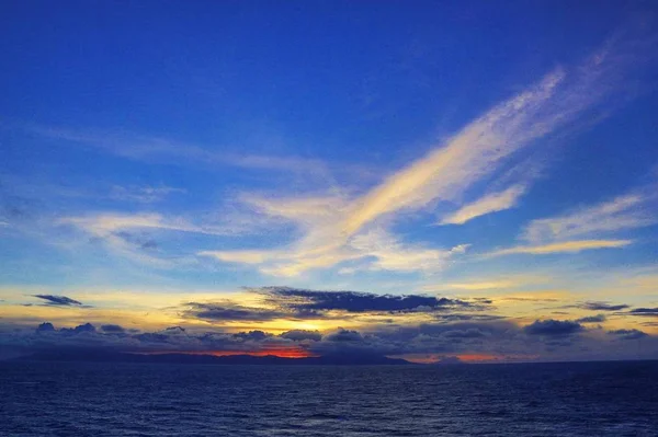 Belo Pôr Sol Brilhante Sobre Paisagem Marinha Calma — Fotografia de Stock