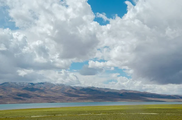 Nubes Verdes Blancas Las Montañas — Foto de Stock