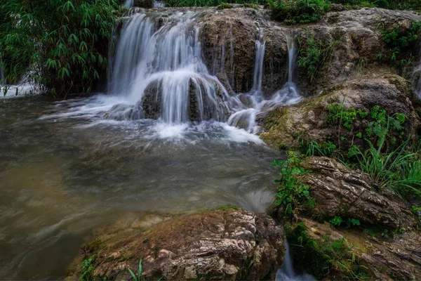 Piękny Wodospad Naturalnym Tle — Zdjęcie stockowe