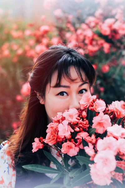 Çiçeklerin Yanında Poz Veren Asyalı Kadının Portresi — Stok fotoğraf