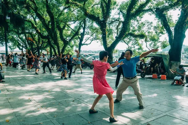 Grupo Personas Bailando Ciudad — Foto de Stock