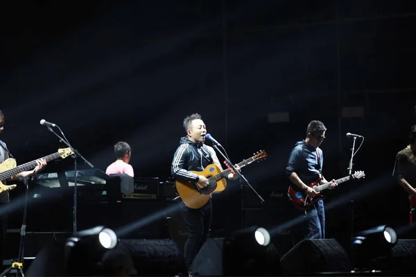 Rock Interpretando Música Banda Concierto — Foto de Stock