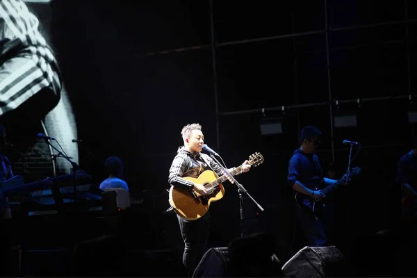 Joven Músico Tocando Concierto — Foto de Stock