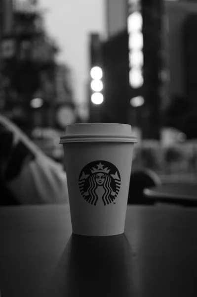 背景がぼやけている黒と白のコーヒーカップ — ストック写真
