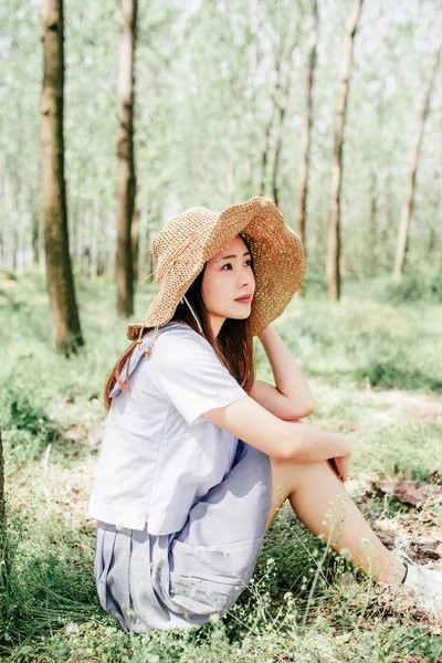 Şapkalı Güzel Bir Genç Kadın — Stok fotoğraf