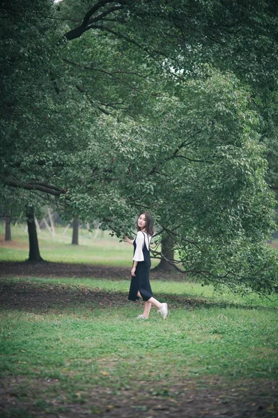 Молодая Женщина Зеленом Платье Рюкзаком Парке — стоковое фото