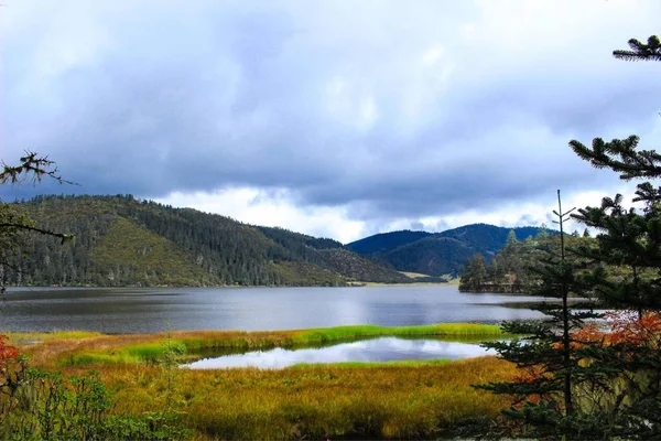 Hermoso Paisaje Otoño Con Lago Cielo Azul — Foto de Stock