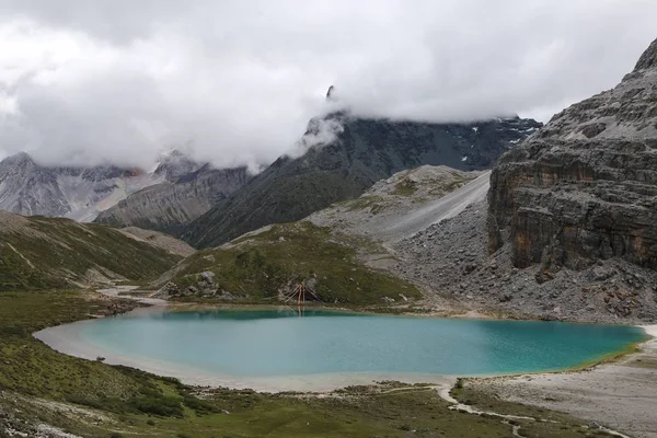 Paisagem Montanhosa Com Montanhas Lago — Fotografia de Stock