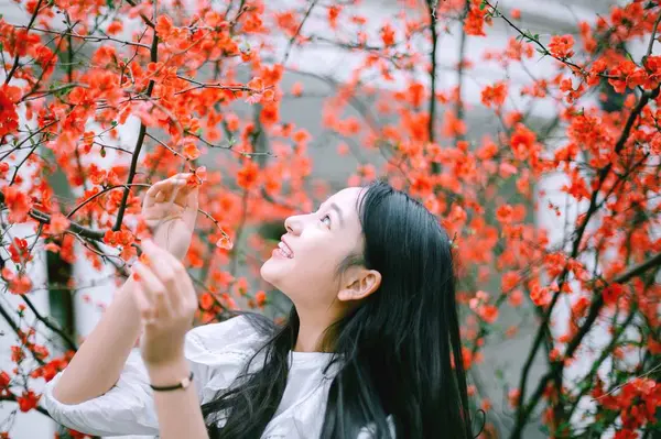 Porträt Einer Jungen Asiatin Blühenden Garten Frühling — Stockfoto