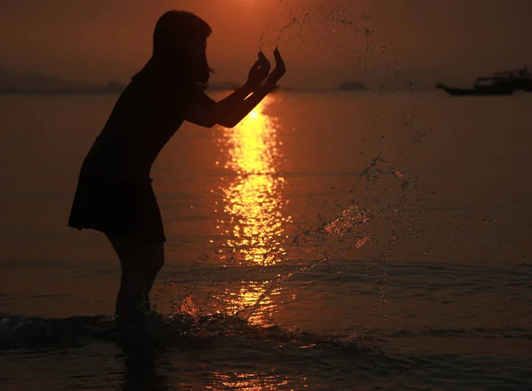 Silueta Mujer Mar Atardecer — Foto de Stock