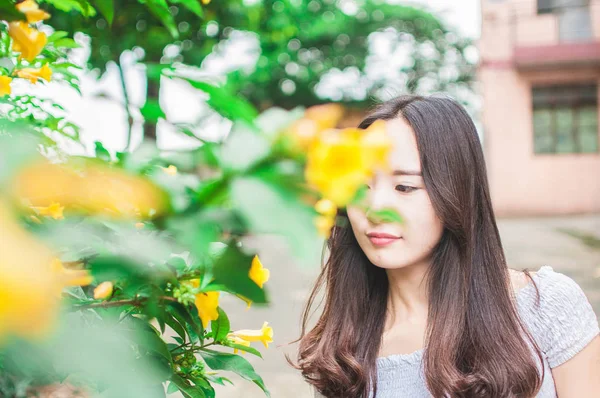 Beautiful Young Woman Park — Stock Photo, Image