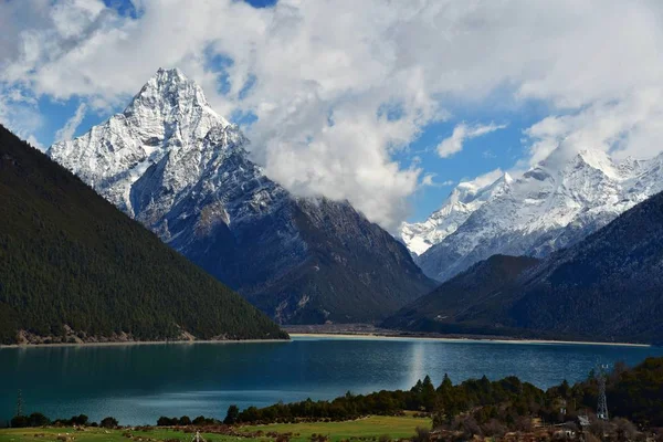 Hermoso Lago Las Montañas — Foto de Stock