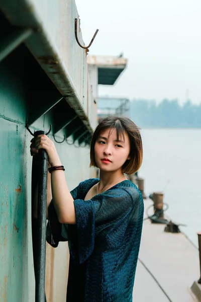 Привлекательная Азиатская Женщина Открытом Воздухе — стоковое фото
