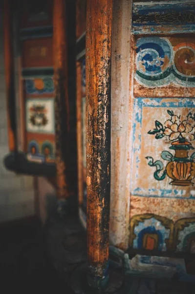 Старая Ржавая Дверь Церкви — стоковое фото