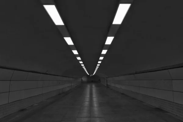 Tunnel Sotterraneo Vuoto Con Linee Bianche Nere — Foto Stock