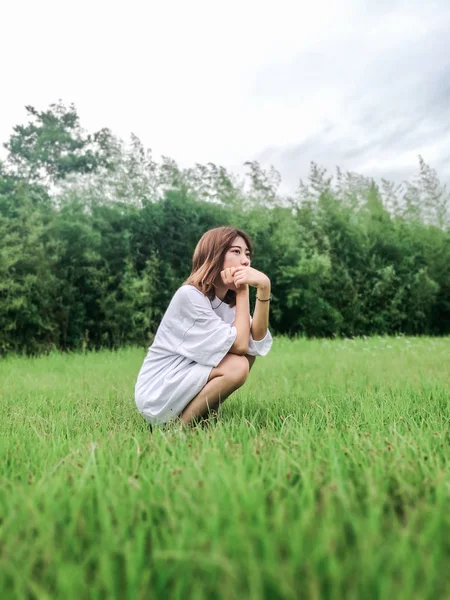 Młody Asian Kobieta Relaks Trawniku — Zdjęcie stockowe