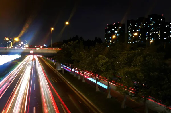 市内のカラフルなライトトレイル — ストック写真