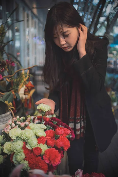 Young Asian Teen Girl Floral Shop — Stock Photo, Image
