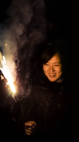 Ung Asiatisk Kvinne Med Lys – stockfoto