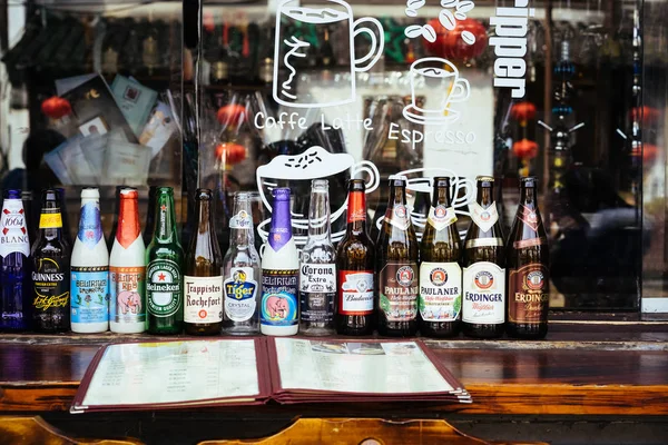 Πολλά Διαφορετικά Είδη Μπύρας Ένα Κατάστημα — Φωτογραφία Αρχείου