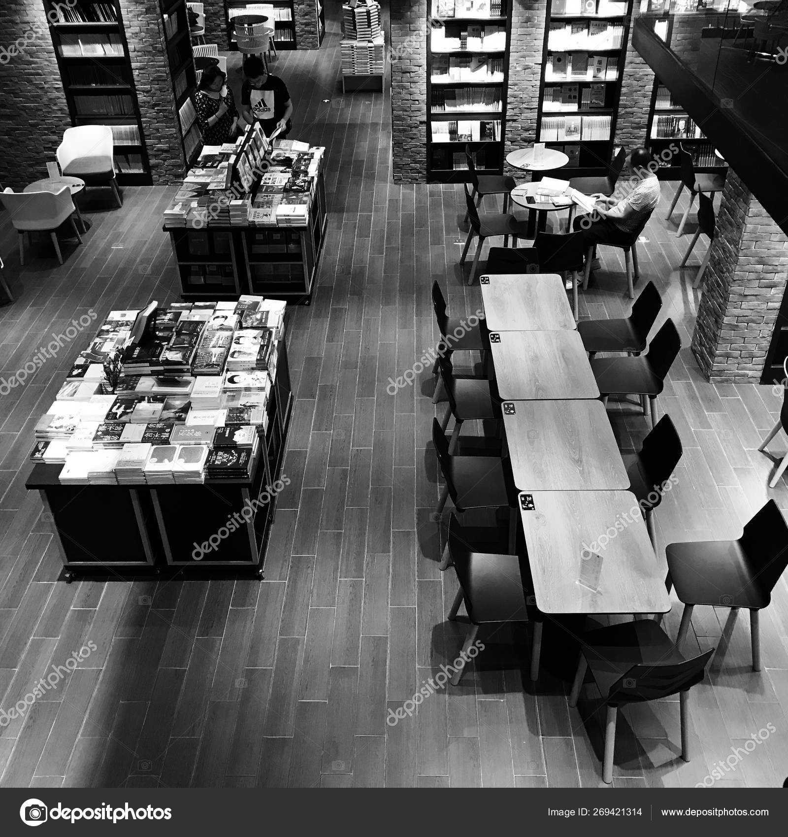 Foto Hitam Dan Putih Dari Sebuah Bangunan Besar — Stok Foto Editorial