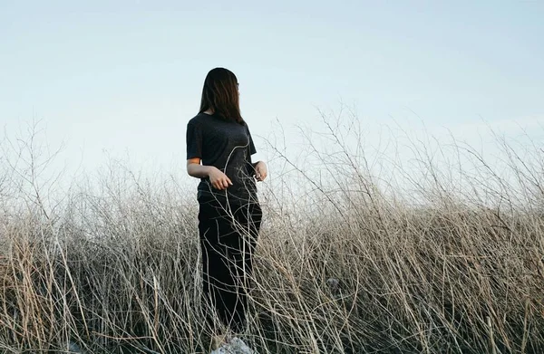 Chica Abrigo Con Una Capucha Campo — Foto de Stock