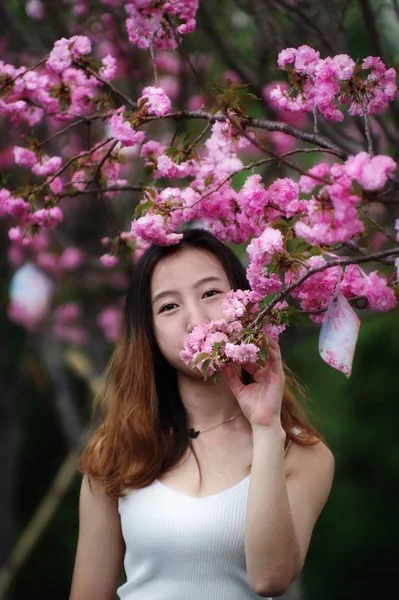 Açık Havada Genç Asyalı Bir Kadın Portresi — Stok fotoğraf