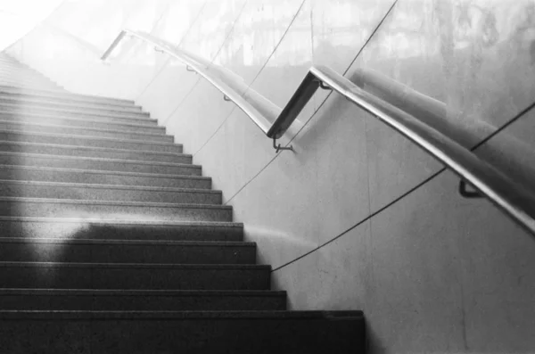 Escaleras Con Una Foto Blanco Negro Una Escalera —  Fotos de Stock