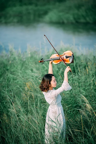 Asiática Mulher Tocando Violino — Fotografia de Stock