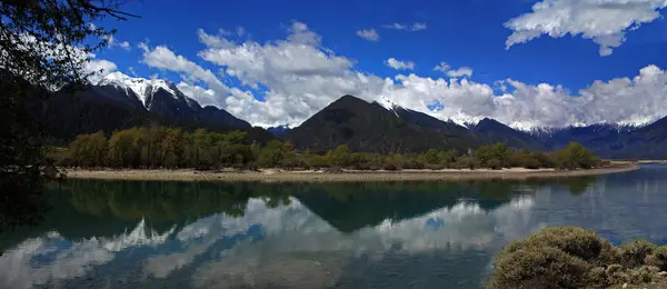 Paisaje Montaña Con Lago Tíbet Durante Día — Foto de Stock