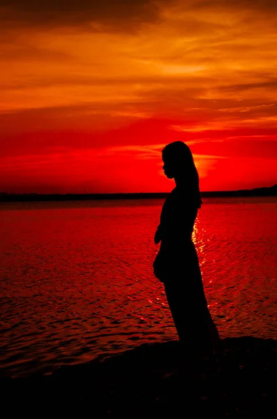 Siluet Seorang Wanita Pantai — Stok Foto