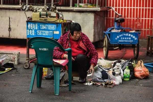 Hombre Silla Ruedas Con Una Llave Grande — Foto de Stock