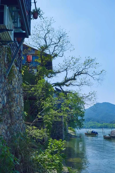 Vieja Casa Con Cielo Azul — Foto de Stock