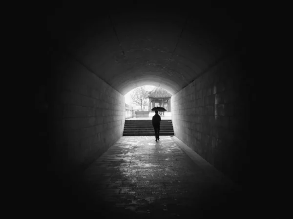 Hombre Túnel Ciudad — Foto de Stock