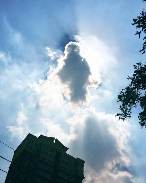 Edificio Cielo Con Nubes — Foto de Stock
