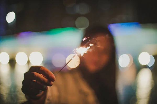 Joven Sosteniendo Bengala Noche — Foto de Stock