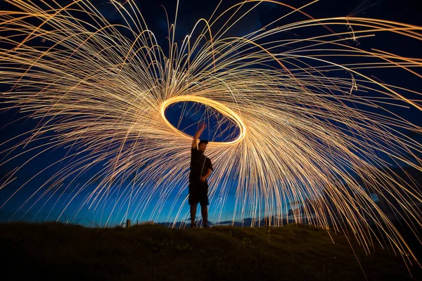 夜空のカラフルな花火 — ストック写真