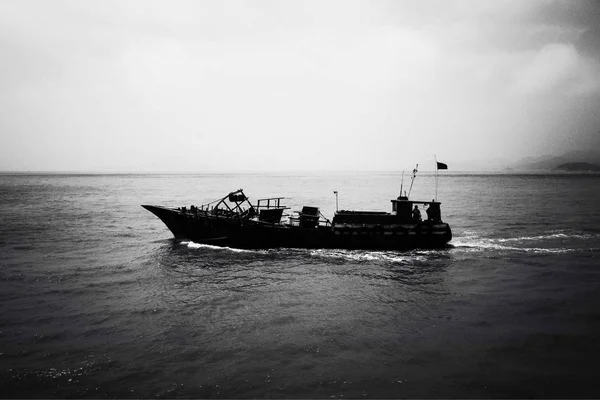 Schwarzes Boot Auf Dem Meer — Stockfoto