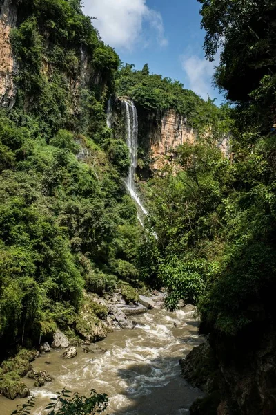 Schöner Wasserfall Vor Natürlichem Hintergrund — Stockfoto