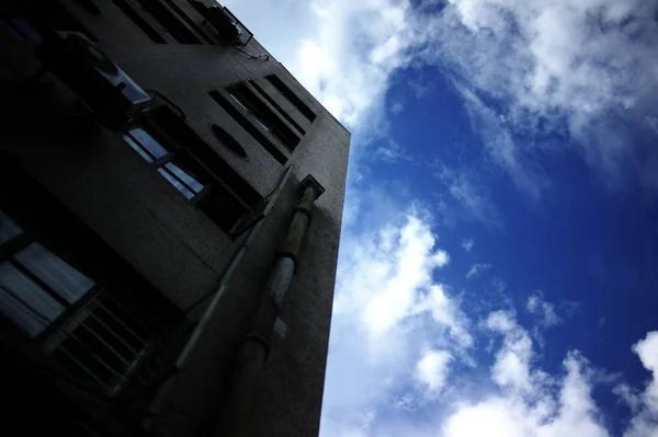 Edificio Moderno Con Nubes Cielo — Foto de Stock