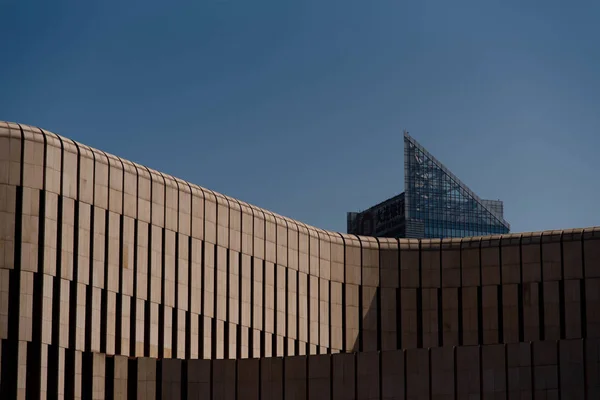 Moderno Edificio Con Fachada Cristal Cielo Azul —  Fotos de Stock