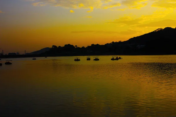 Hermoso Atardecer Sobre Lago — Foto de Stock