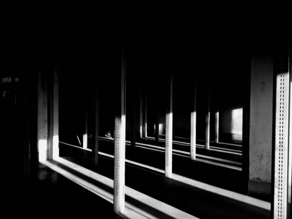 Silhouette Eines Modernen Gebäudes Der Nacht — Stockfoto