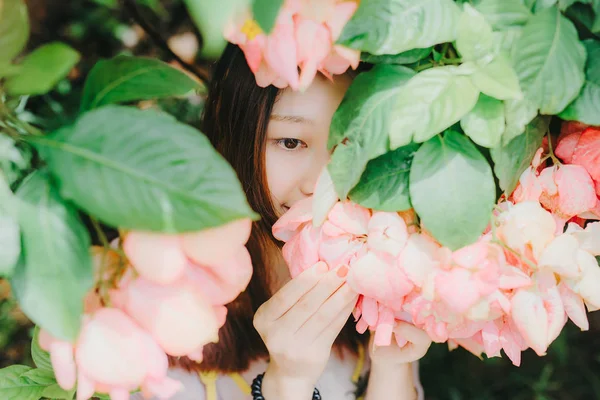 Piękna Kobieta Kwiatami Ogrodzie — Zdjęcie stockowe