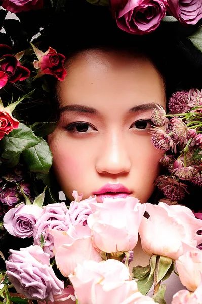 Piękny Asian Kobieta Pozowanie Wolnym Powietrzu — Zdjęcie stockowe