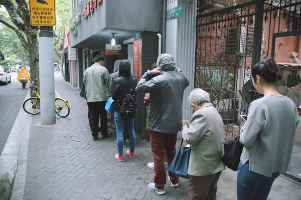 Gente Caminando Por Calle — Foto de Stock