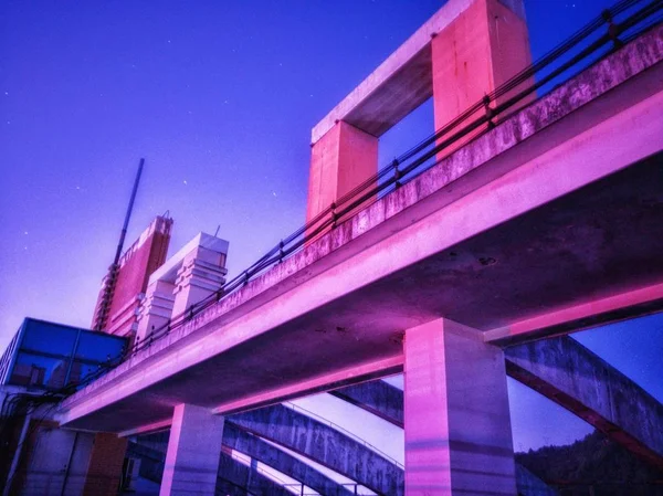 Una Vista Edificio Moderno Con Puente — Foto de Stock