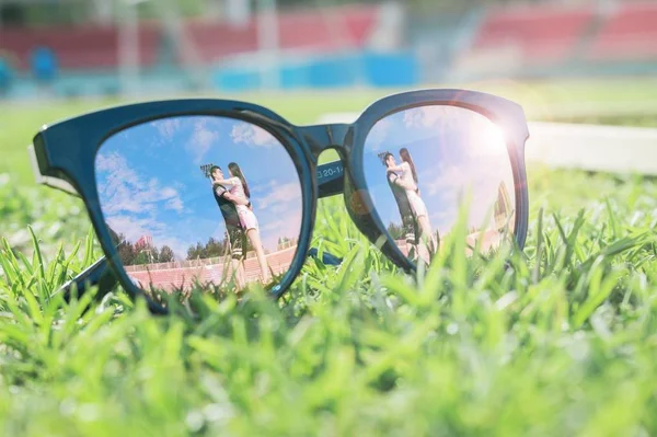 Summer Vacation Concept Two Glasses Sunglasses Laptop Grass — Stock Photo, Image